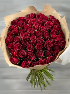 Букет живых цветов 65 красных роз в крафте Кения 40 см